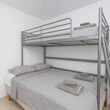 3br Centre - Apartment *
